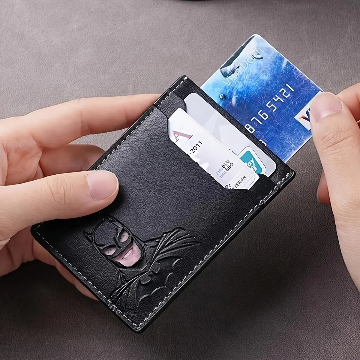 Compact Men's Wallet with Multiple Card Slots - Vue 9