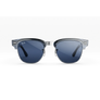 Vue avant des lunettes Ray-Ban Meta Audio Clubmaster avec monture Bleu ciel transparent et verres Transitions® saphir.