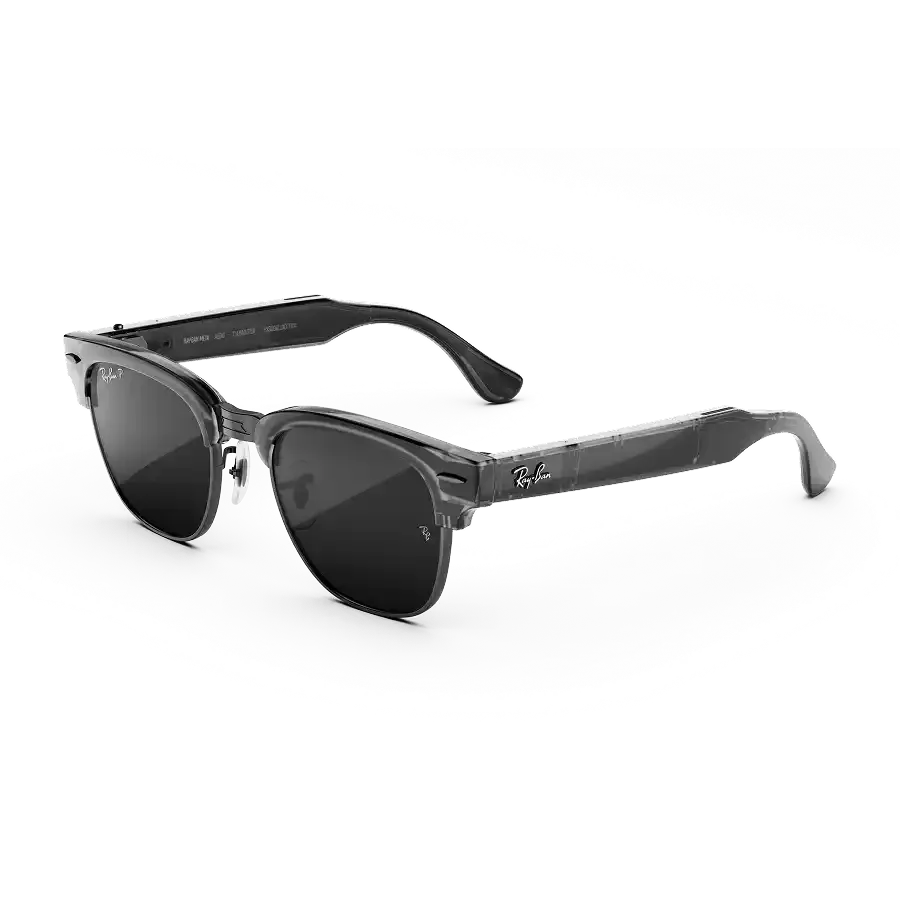 Vue de trois-quarts gauche des lunettes Ray-Ban Meta Audio Clubmaster avec monture gris fer transparent et verres gris fusil polarisés.