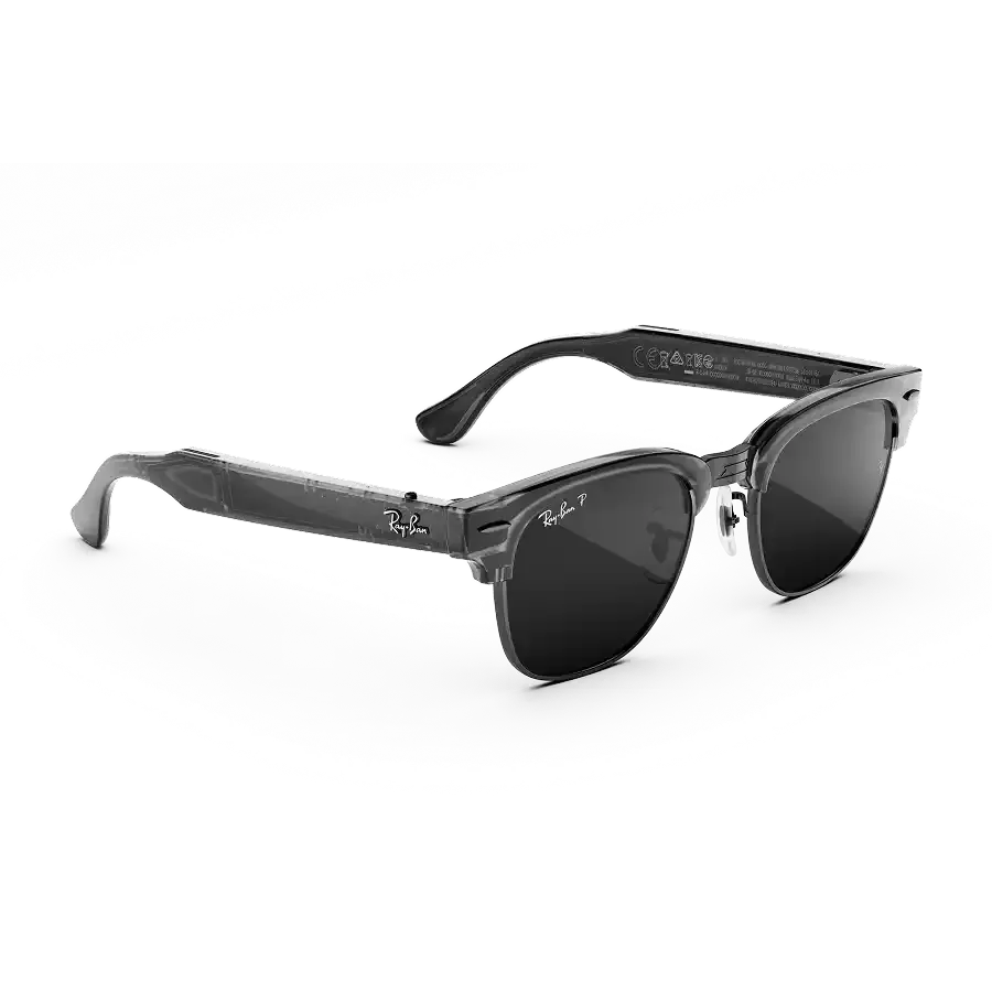 Vue de trois-quarts droite des Ray-Ban Meta Audio Clubmaster avec monture gris fer transparent et verres gris fusil polarisés.