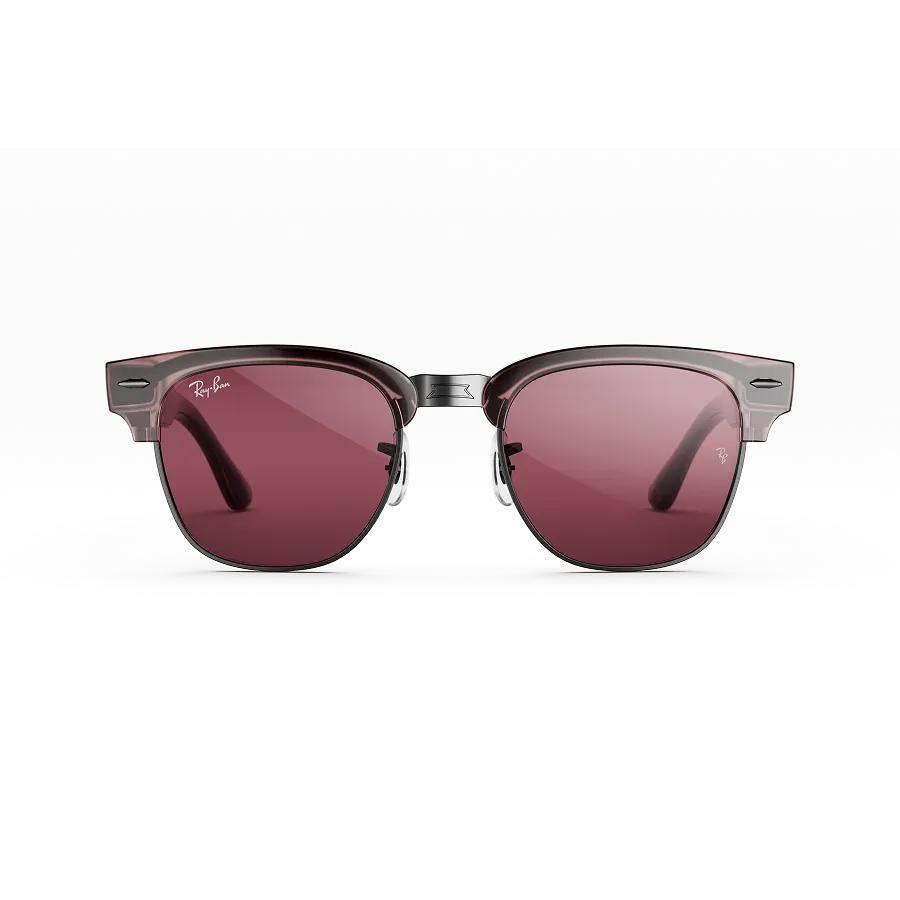 Vue avant des lunettes Ray-Ban Meta Audio Clubmaster avec monture orchidée transparent et verres Transitions® rubis gris fusil.