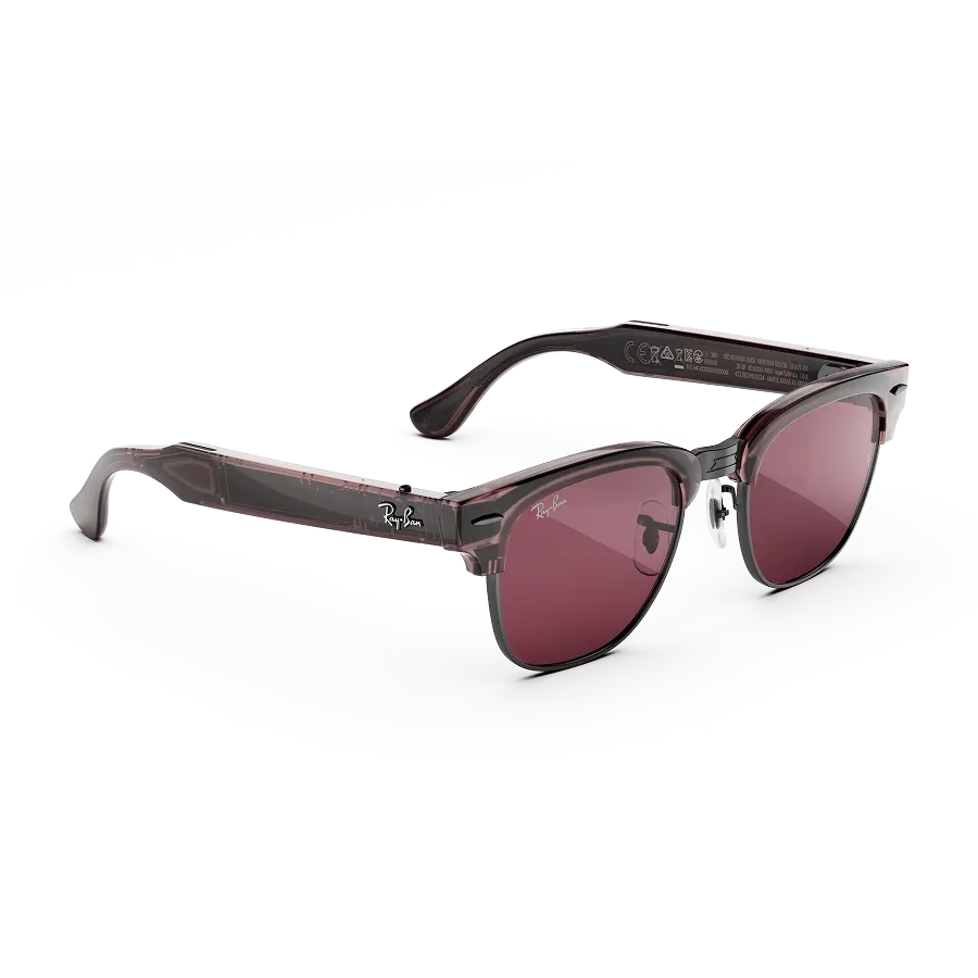 Vue de trois-quarts droite des Ray-Ban Meta Audio Clubmaster avec monture orchidée transparent et verres Transitions® rubis gris fusil.