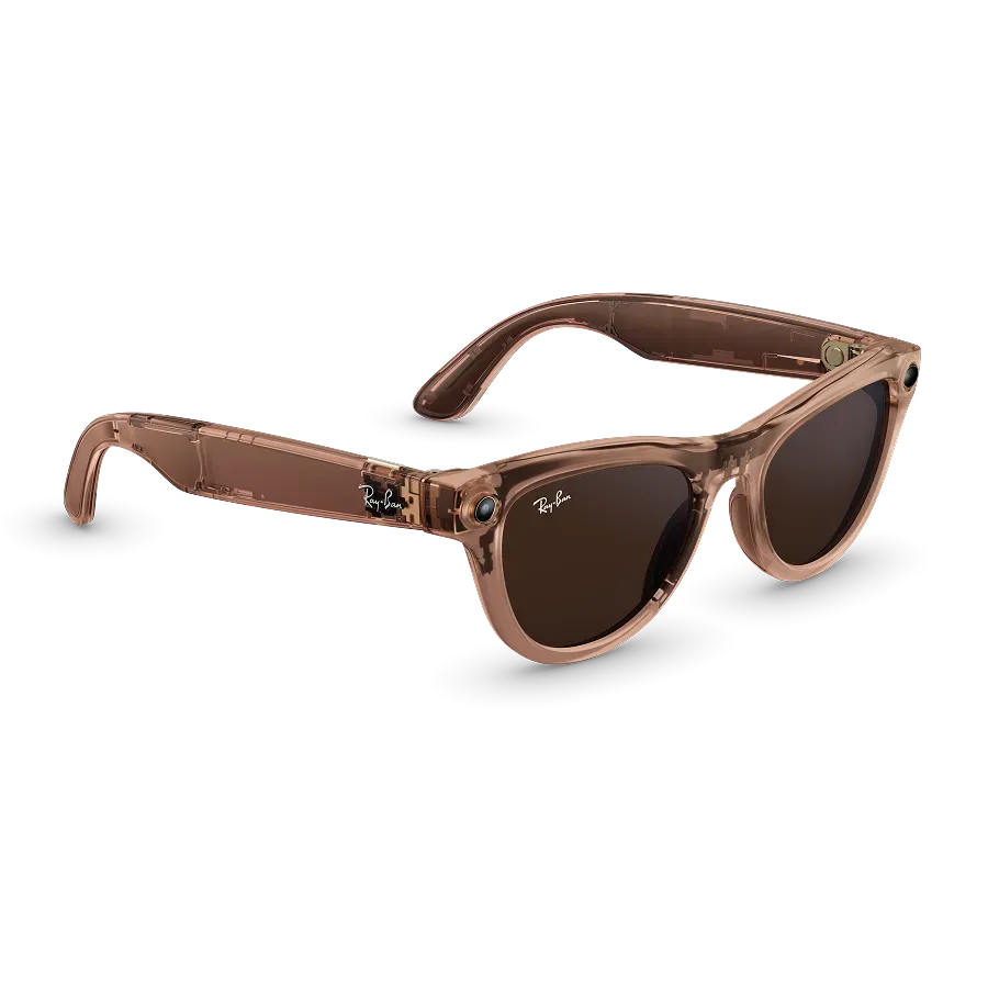 Vue de trois-quarts droite des lunettes Ray-Ban Meta Skyler avec monture Transparent brillant pêche et verres Transitions® bruns.